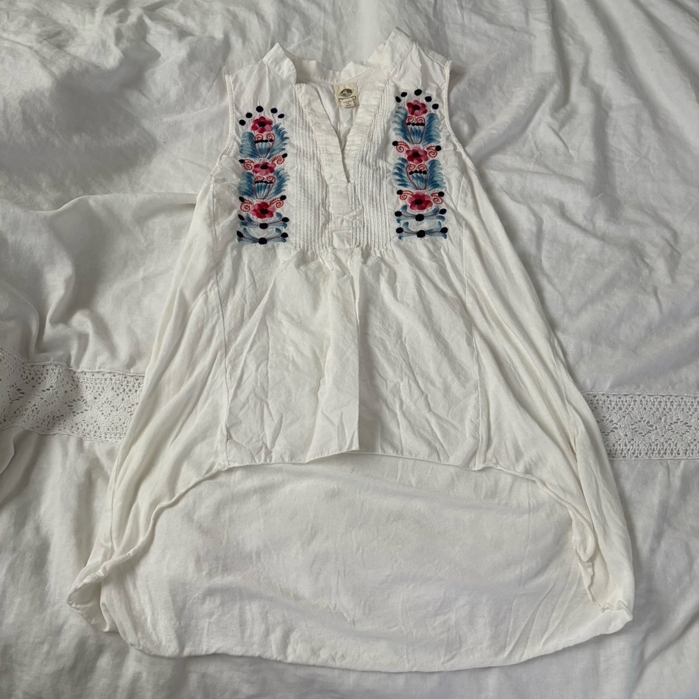 Anthropologie Tiny Embroidered White Top sleeveless tank colorful v neck hi-low